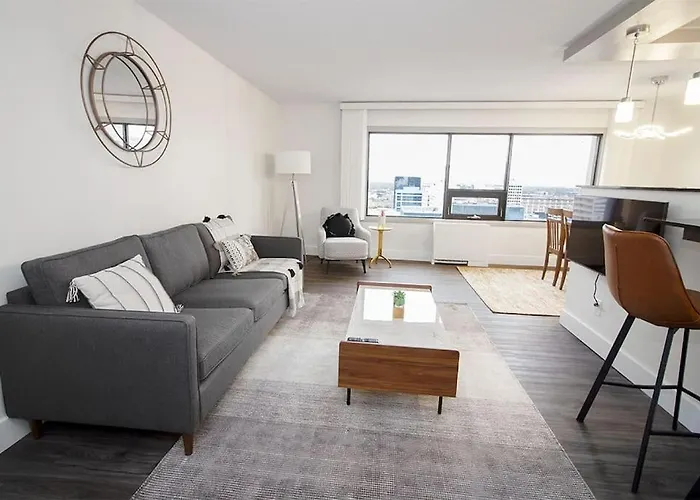 21St Floor Two Bedroom Downtown Unit Free Parking