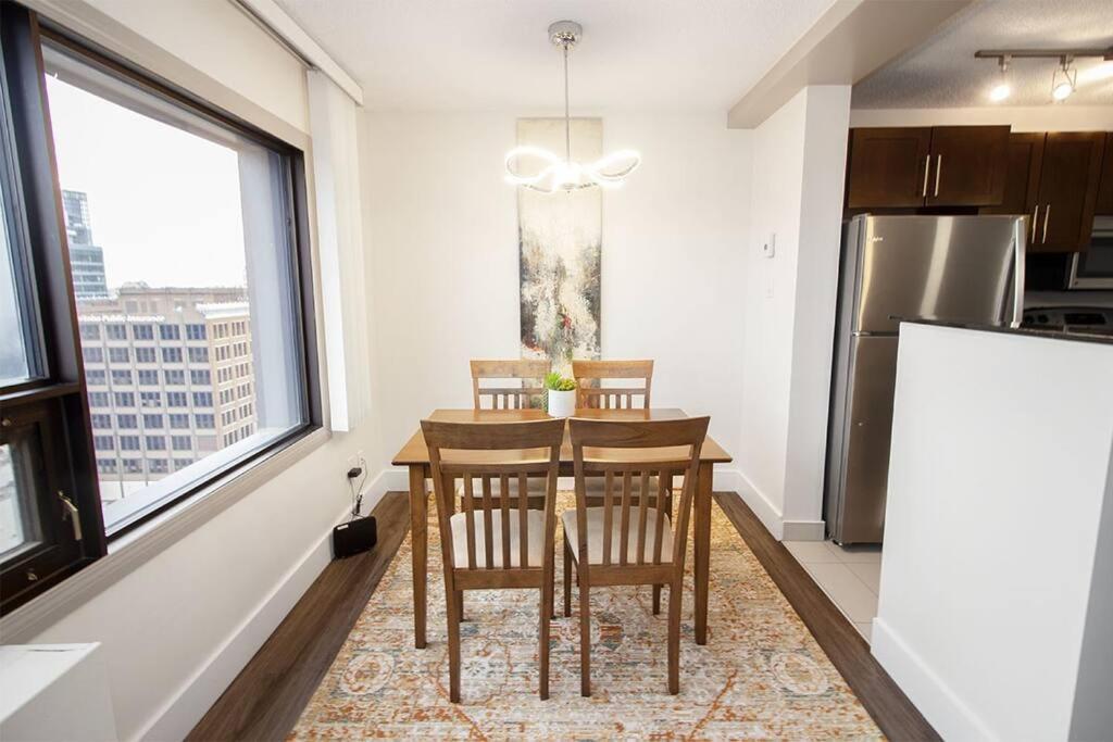 Apartment 21st Floor Two Bedroom Downtown Unit Free Parking *